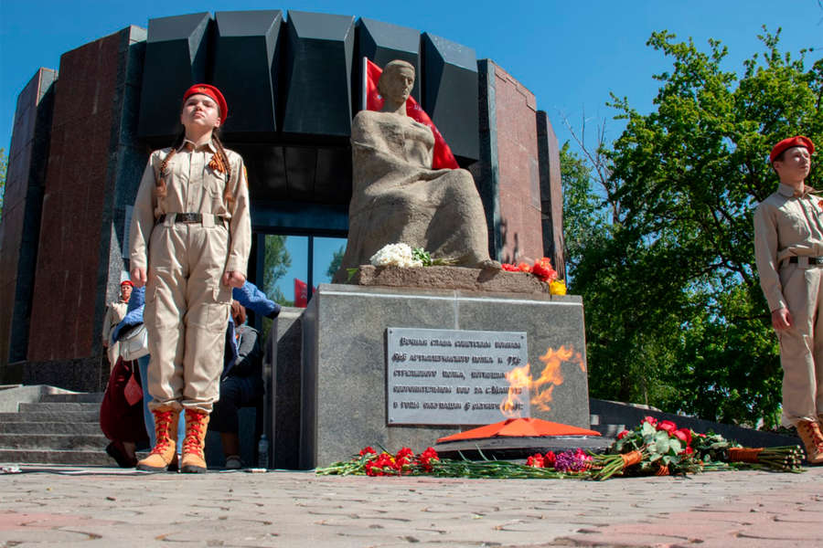 В&nbsp;рамках патриотической акции «Огонь памяти» активисты Общероссийского народного фронта под&nbsp;руководством Главы исполкома Михаила Кузнецова привезли в&nbsp;Донецкую Народную Республику частицу Вечного огня, зажженного у&nbsp;мемориала «Могила Неизвестного Солдата» в&nbsp;Москве. Сегодня она была доставлена в&nbsp;Мангуш