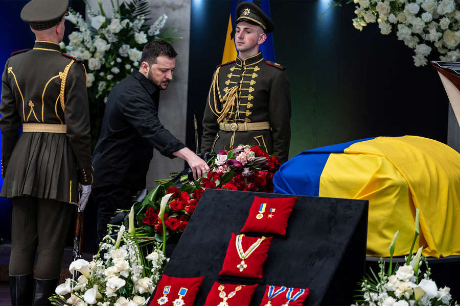 Президент Украины Владимир Зеленский на&nbsp;прощании с&nbsp;первым президентом Украины Леонидом Кравчуком в&nbsp;Киеве, 17&nbsp;мая 2022&nbsp;года