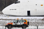 Самолет Ан-124 после аварийной посадки из-за проблем с двигателем в новосибирском международном аэропорту «Толмачево», 13 ноября 2020 года