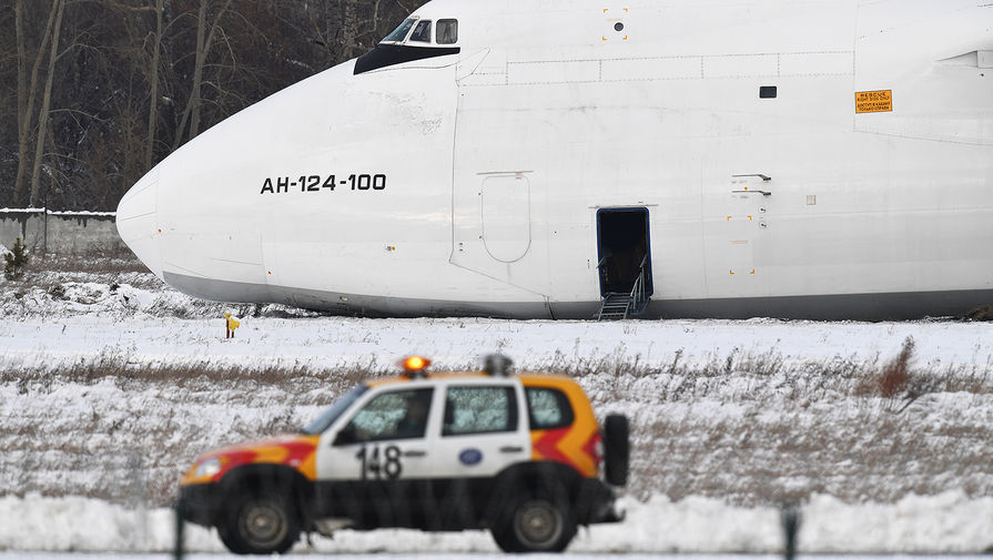 Самолет Ан-124 после аварийной посадки из-за проблем с двигателем в новосибирском международном аэропорту «Толмачево», 13 ноября 2020 года
