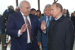 Президент России Владимир Путин инспектирует ход строительства жилья для пострадавших от пожаров в селе Краснополье. Слева - глава Республики Хакасия Виктор Зимин, 2015 год