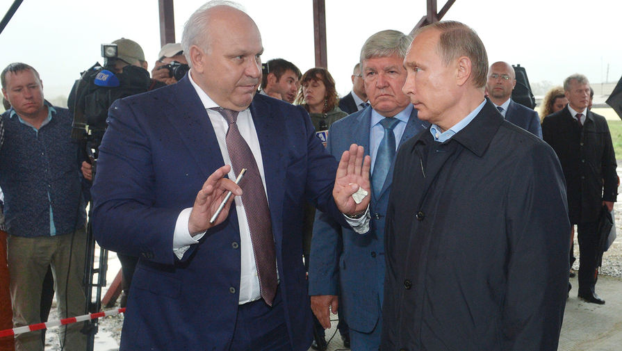 Президент России Владимир Путин инспектирует ход строительства жилья для&nbsp;пострадавших от пожаров в&nbsp;селе Краснополье. Слева&nbsp;- глава Республики Хакасия Виктор Зимин, 2015 год