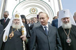 Патриарх Московский и всея Руси Алексий II, президент России Владимир Путин и митрополит Смоленский и Калининградский Кирилл во время посещения Кафедрального собора Христа Спасителя, 2006&nbsp;год