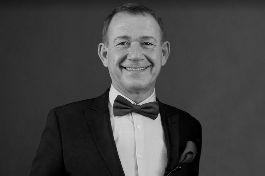 <b>Александр Пономаренко (13 июня 1967 &mdash; 24&nbsp;декабря 2022)</b> &mdash; юморист и музыкант, брат-близнец актера и юмориста Валерия Пономаренко. Юмористический дуэт братьев Пономаренко получил широкую известность в&nbsp;программе &laquo;Кривое зеркало&raquo; под&nbsp;руководством Евгения Петросяна. Также они снимались в&nbsp;таких программах, как «Аншлаг», «Утренняя почта», «Повтори!», «Театр Эстрады» и др.