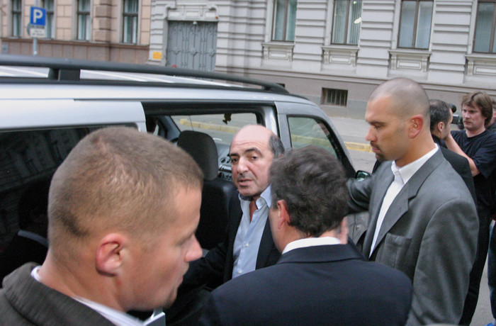 2005. Борис Березовский, прибывший в Ригу под именем Платона Еленина, после пресс-конференции в отеле Ridzene Riga. Генпрокуратура России направила латвийским коллегам запрос о выдаче бизнесмена.