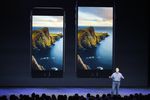 Вице-президент Apple Фил Шиллер представляет новый iPhone 6