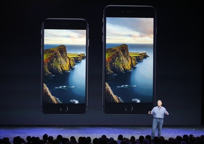 Вице-президент Apple Фил Шиллер представляет новый iPhone 6