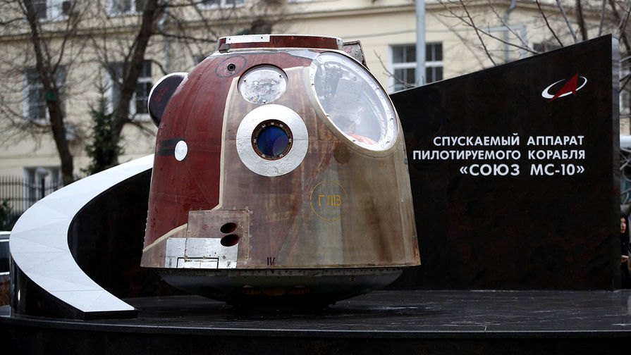 Памятник спускаемому аппарату пилотируемого корабля &laquo;Союз МС-10&raquo; на&nbsp;Бережковской набережной у&nbsp;здания Объединенной ракетно-космической корпорации (ОРКК) в&nbsp;Москве, 2 декабря 2019 года