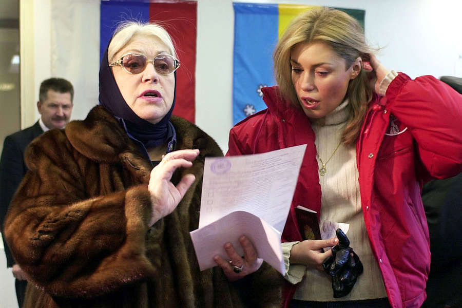 Лидия Федосеева-Шукшина и Мария Шукшина на&nbsp;выборах президента России, 2004&nbsp;год