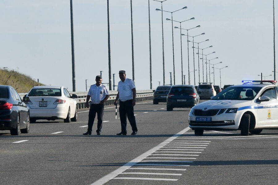 Сотрудники ДПС у&nbsp;очереди из&nbsp;автомобилей в&nbsp;сторону Крымского моста