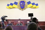 Сторонники проведения референдума о статусе Луганской области Украины Валерий Болотов и Сергей Корсунский на пресс-конференции в захваченном здании СБУ в Луганске, 10 апреля 2014 года