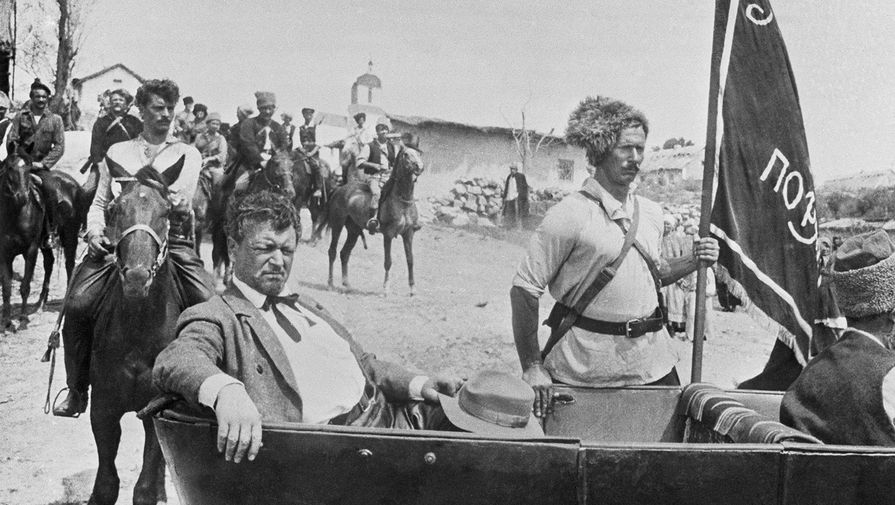 Актер Ефим Копелян в&nbsp;роли батьки Бурмаша (на первом плане) в&nbsp;фильме &laquo;Неуловимые мстители&raquo;