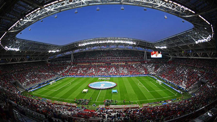 Логотип Кубка конфедераций FIFA 2017 на поле перед началом матча 1/2 финала Кубка конфедераций – 2017 по футболу между сборными Португалии и Чили