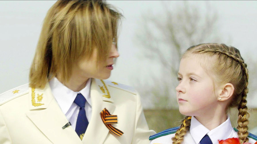 Прокурор Крыма Наталья Поклонская с&nbsp;дочерью Анастасией в&nbsp;клипе на&nbsp;песню &laquo;От героев былых времен&raquo;