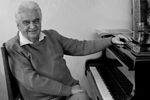 <b>Евгений Крылатов (23 февраля 1934 – 8 мая 2019) </b> Cоветский и российский композитор, пианист. Автор музыки более чем к 160 фильмам и мультфильмам. Самыми популярными песнями автора являются «Лесной олень», «Колыбельная медведицы», «Крылатые качели», «Три белых коня», «Снежинка», «Прекрасное далеко», «Кабы не было зимы», «Снежинка» и многие другие 