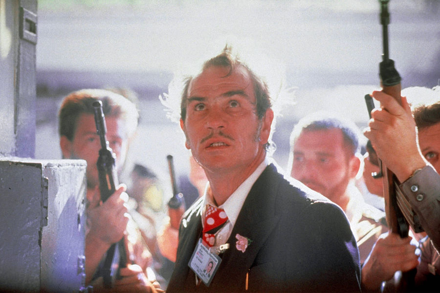 Томми Ли Джонс в&nbsp;сцене из&nbsp;фильма «Прирожденные убийцы» (1994)