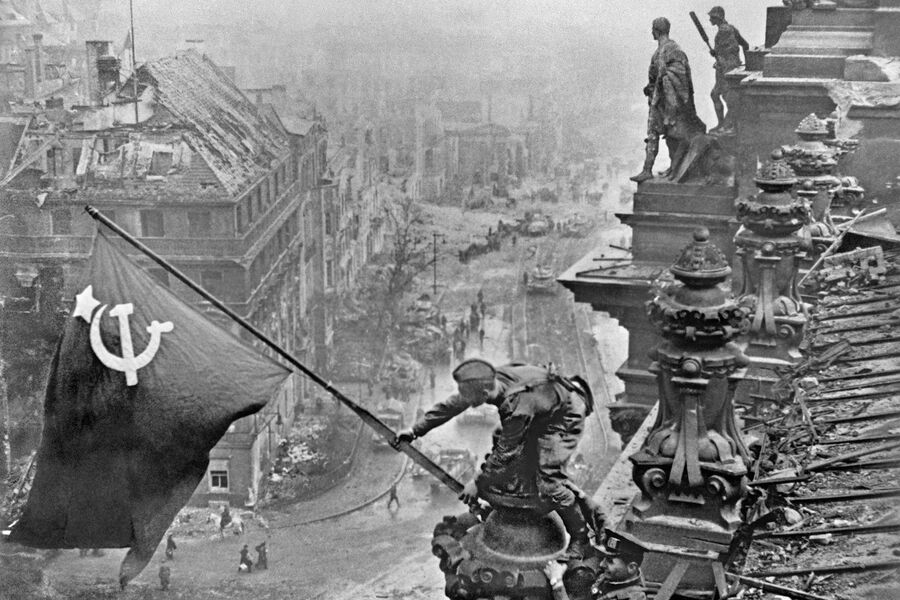 Знамя Победы над&nbsp;Рейхстагом в&nbsp;Берлине, 2&nbsp;мая 1945&nbsp;года 