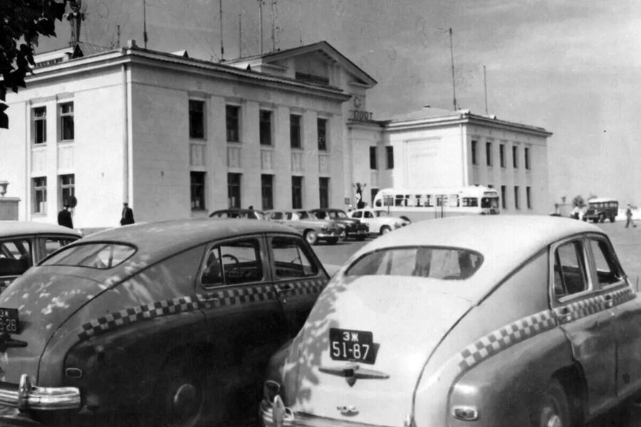 Стоянка такси у&nbsp;аэропорта &laquo;Внуково&raquo;, 1954&nbsp;год