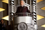 <b>Франшиза «Голодные игры» (2012–2015)</b>
<br><br>
Молодому поколению Сазерленд известен в первую очередь именно благодаря франшизе о приключениях (не самых веселых) отважной девушки Китнисс Эвердин в исполнении Дженнифер Лоуренс. В фантастической саге актер великолепно воплотил президента Кориолана Сноу, появившись в четырех лентах. Впоследствии Сазерленд признавался, что согласился на участие в проекте, так как увидел в нем сходство с «Тропами славы» Стэнли Кубрика, одним из своих любимых фильмов.