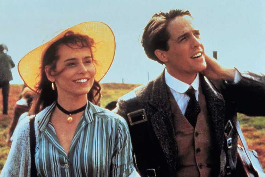 <b>«Англичанин, который поднялся на&nbsp;холм, а спустился с&nbsp;горы» (1995)</b>
<br><br>
Фильм, получивший Специальную премию Московского международного кинофестиваля в&nbsp;1995 году, рассказывает историю, которая якобы произошла в&nbsp;одной деревушке в&nbsp;Уэльсе во время Первой мировой войны. Режиссер картины Кристофер Монгер слышал эту байку от деда.
По&nbsp;сюжету комедии, в&nbsp;деревню приезжают картографы &mdash; опытный-пьющий и молодой-горячий (второго сыграл Хью Грант). Они должны измерить местную гору, однако обнаруживают, что до&nbsp;горы эта возвышенность не дотягивает 1000&nbsp;футов, &ndash; и классифицируют ее как холм. Что вызывает возмущение местных жителей, которые видят в&nbsp;этом очередные козни англичан. Люди в&nbsp;деревне решают задержать картографов и нарастить свой холм до&nbsp;горы.
