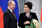 Президент России Владимир Путин и главный тренер сборной России по художественной гимнастике, глава Всероссийской федерации по художественной гимнастике Ирина Винер-Усманова на церемонии вручения золотых медалей «Герой труда РФ» в Кремле, 2015 год 