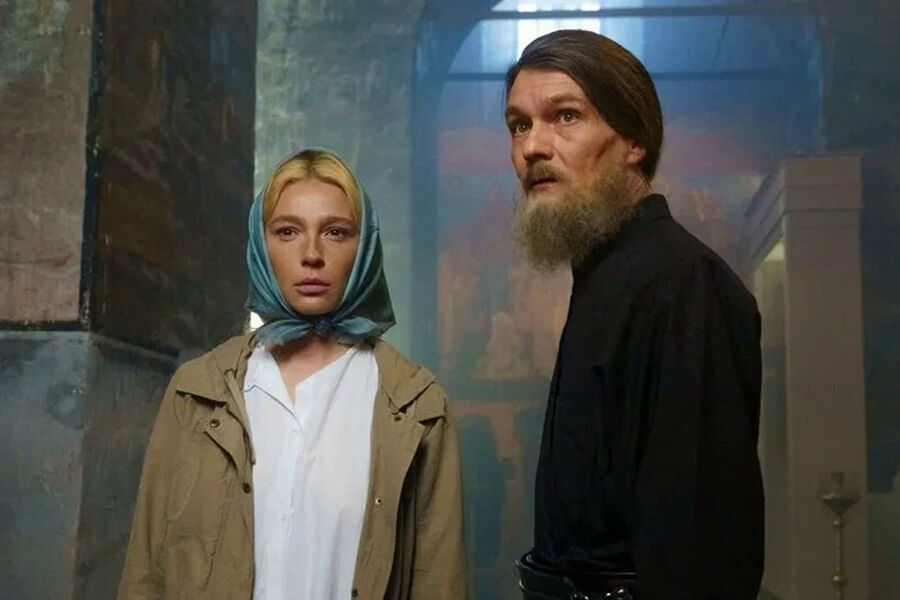 <b>Кадр из&nbsp;сериала «Монастырь» (2022)</b>
<br>
Первым (и пока последним) сериалом в&nbsp;карьере театрального режиссера и актера Александра Молочникова стал «Монастырь» (зум-проект «Безумие» вынесем по-снобски за&nbsp;скобки) &mdash; провокационная драма о&nbsp;попрыгунье-стрекозе-тусовщице Маше, которая оказалась в&nbsp;стенах божьей обители и там православно перевоспиталась. 
