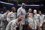 Шакил О'Нил перед Матчем новичков решил попозировать с американскими военными
