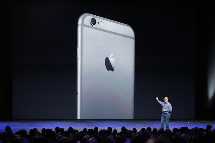 Вице-президент Apple Фил Шиллер представляет новый iPhone 6