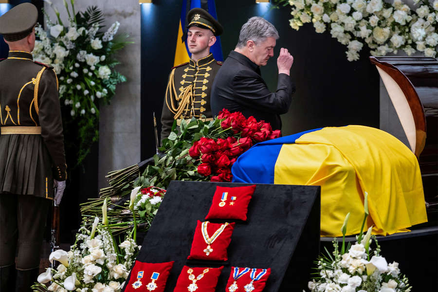 Экс-президент Украины Петр Порошенко на&nbsp;прощании с&nbsp;первым президентом Украины Леонидом Кравчуком в&nbsp;Киеве, 17&nbsp;мая 2022&nbsp;года