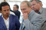Президент России Владимир Путин во время посещения столовой в детском центре «Артек» на полуострове Крым, 24 июня 2017 года