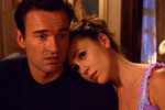 Джулиан МакМэхон и Алиса Милано. Кадр из сериала «Зачарованные» (1998)
