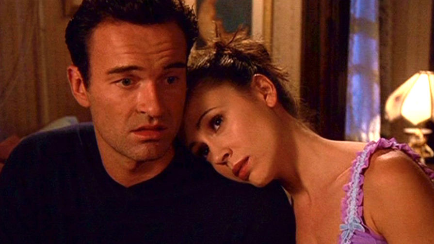 Джулиан МакМэхон и Алиса Милано. Кадр из сериала «Зачарованные» (1998)