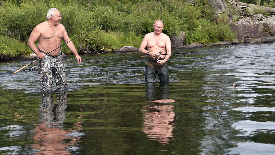 Президент России Владимир Путин и глава Республики Хакасия Виктор Зимин во время рыбалки на&nbsp;каскаде горных озер в&nbsp;Республике Тыва, 2017 год