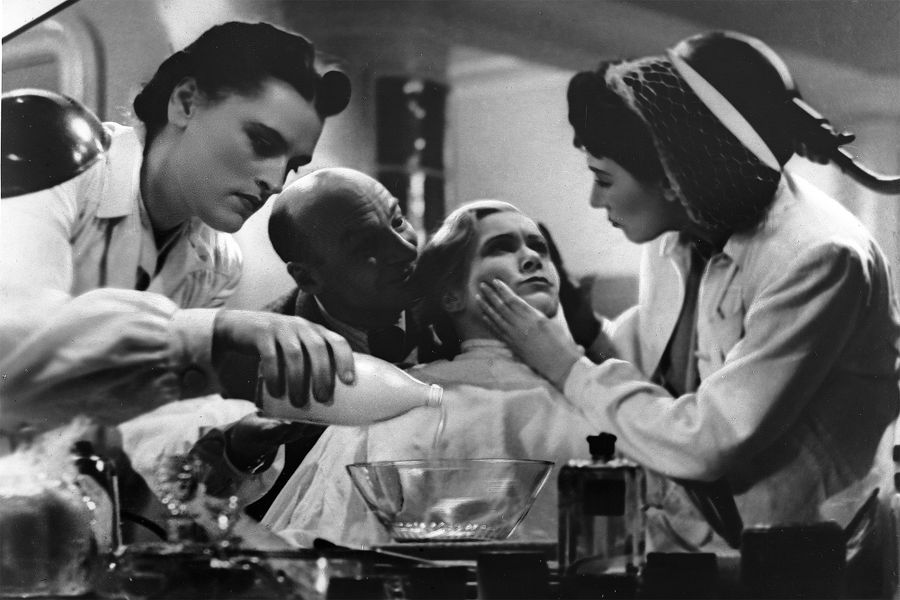 Рина Зеленая и Любовь Орлова в кадре из&nbsp;фильма &laquo;Весна&raquo;, 1947&nbsp;год