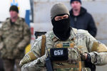 Военнослужащий СБУ во время обмена пленными между Киевом и самопровозглашенной Луганской народной республикой у КПП «Майорск» на линии разграничения, 27 декабря 2017 года