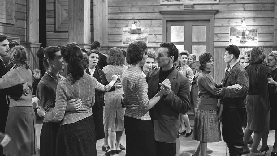 <b>«Девчата», танцы в&nbsp;клубе.</b> Эта сцена снималась в&nbsp;Москве, на&nbsp;Мосфильмовской улице. Вообще поселок лесорубов, в&nbsp;котором разворачивается главное действие фильм, создавали в&nbsp;трех разных локациях. Сперва &ndash; на&nbsp;Мосфильмовской, где специально высадили три сотни деревьев, возвели поселок и установили вывеску «Леспромхоз». Затем группа переместилась на&nbsp;Средний Урал, в&nbsp;поселок Бобровка Пермской области. Но из-за 30-градусных морозов съемки пришлось продолжить в&nbsp;Тверской области, в&nbsp;настоящем леспромхозе. А завершилась работа в&nbsp;Ялте, где актерам пришлось уже «париться» в&nbsp;тулупах и телогрейках. 