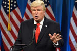 Алек Болдуин в роли Дональда Трампа в выпуске программы Saturday Night Live, январь 2017 года