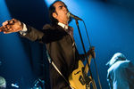 Ник Кейв во время выступления на концерте с группой The Bad Seeds в Москве, 2009 год