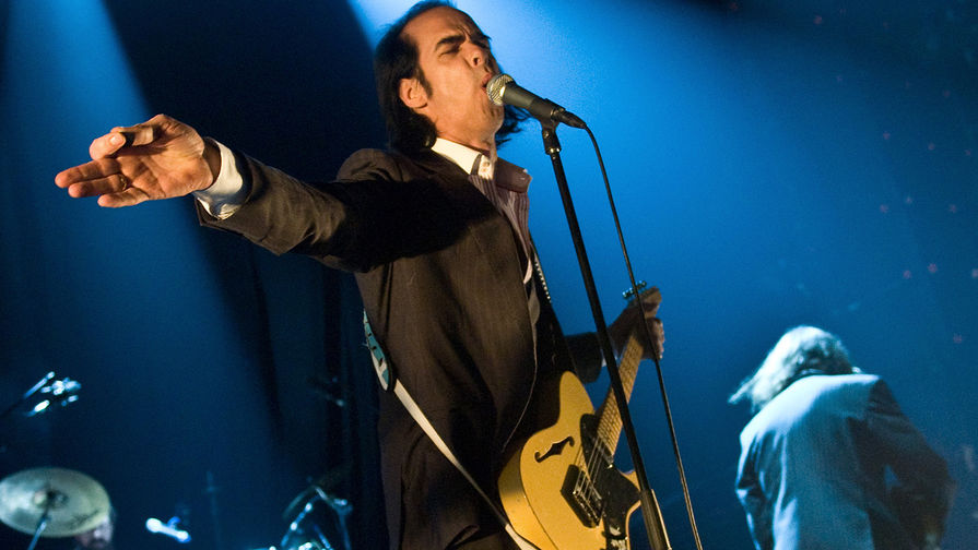 Ник Кейв во время выступления на концерте с группой The Bad Seeds в Москве, 2009 год