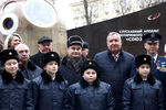 Во время открытия памятнику спускаемому аппарату пилотируемого корабля «Союз МС-10» на Бережковской набережной у здания Объединенной ракетно-космической корпорации (ОРКК) в Москве, 2 декабря 2019 года