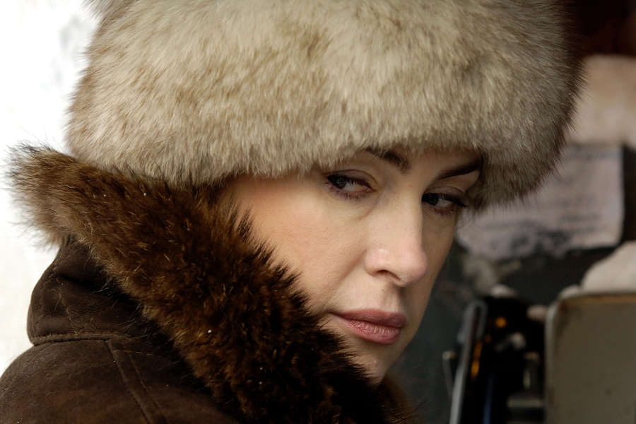Актриса Мария Шукшина в&nbsp;роли Ольги на&nbsp;съемочной площадке фильма режиссера Сергея Снежкина «Похороните меня за&nbsp;плинтусом», 2008&nbsp;год