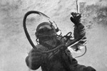 Космонавт Алексей Леонов во время выхода в открытый космос, 18 марта 1965 года