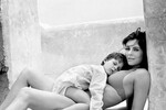 Актриса Элизабет Херли со спящим сыном Дэмианом во время съемок для журнала Elle