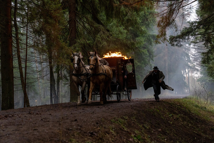 <b>19-е место. &laquo;Карамора&raquo; (2022)</b>
<br><br>
Фэнтезийный триллер, крайне смело переписывающий историю поздней Российской империи &mdash; и делающий это максимально вкусно. В&nbsp;сериале Данилы Козловского (за режиссуру ему максимальный респект) с&nbsp;Данилой Козловским в&nbsp;главной же роли (это, в&nbsp;свою очередь, вызывает вопросы &mdash; без&nbsp;самолюбования проект был бы сильно выше в&nbsp;рейтинге) представители правящего класса являются кровопийцами в&nbsp;буквально смысле слова, но красит его не это, а бесчисленное множество исторических отсылок (про Толстого, Маяковского, Распутина и других значимых личностей), каждой из&nbsp;которых хочется аплодировать.