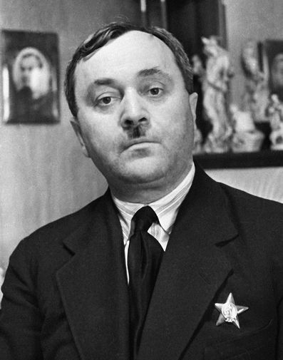 Александр Васильевич Александров (1883&ndash;1946), народный артист СССР, композитор, с&nbsp;1935 года &mdash; начальник, художественный руководитель и главный дирижер Краснознаменного ансамбля красноармейской песни и пляски СССР, 1938&nbsp;год