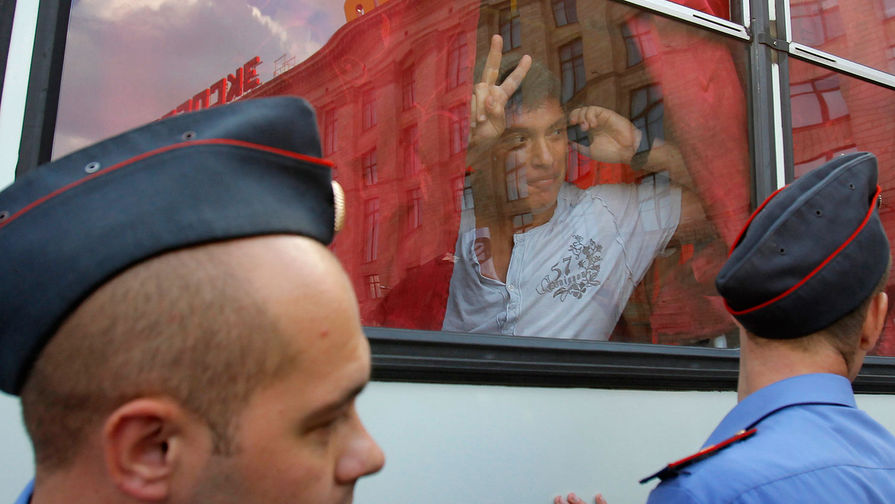 Борис Немцов после задержания на несогласованной акции протеста в Москве, июль 2010 года