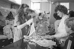 1989 год. Покупатели в отделе одежды для самых маленьких в универмаге 