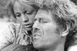 Джордж Сигал и Голди Хоун в картине «Герцогиня и Драный Лис» (1976)