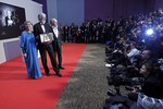 Михаэль Ханеке, Жан-Луи Трентиньян и Эмманюэль Рива на фотоколле после вручения наград.