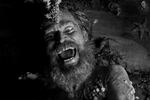 <b>«Маяк» (2019)</b>
<br><br>
Герой Паттинсона постепенно сходит с ума, ему видятся русалки и отрезанные головы, в то время как смотритель маяка в исполнении Дефо откровенно спаивает юношу и, кажется, хочет его погубить. Впрочем, юноша хранит страшную тайну.